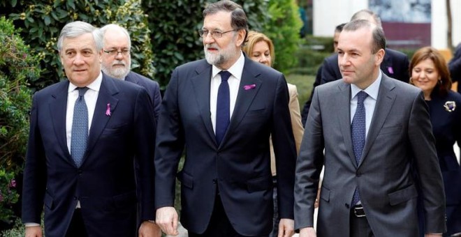 El presidente del Gobierno, Mariano Rajoy, el líder del grupo parlamentario PPE en el Parlamento Europeo, Manfred Weber (d), y el presidente del Parlamento Europeo, Antonio Tajani (i), durante la primera jornada de trabajo en Valencia sobre política de in