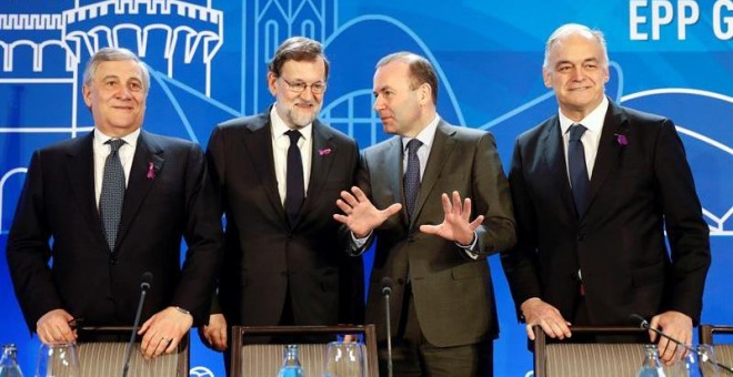 El presidente del Gobierno, Mariano Rajoy, portando un lazo morado hoy en Valencia. /EFE