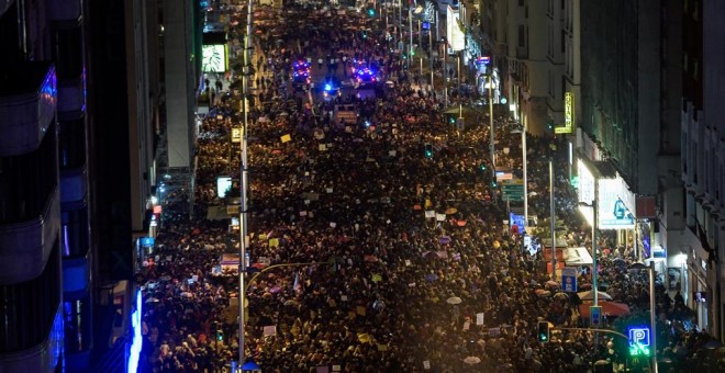 Decenas de miles de personas marchan por la Gran Vía madrileña, en la manifestación del 8M. AFP/Óscar del Pozo