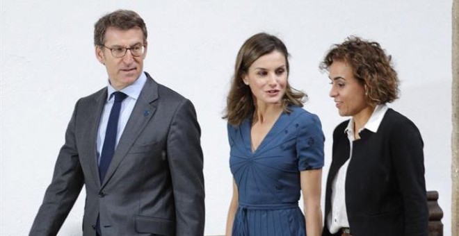 El presidente de la Xunta, Alberto Núñez Feijóo, junto a la reina Letizia y a la ministra Dolors Montserrat la semana pasada en Santiago. /EFE