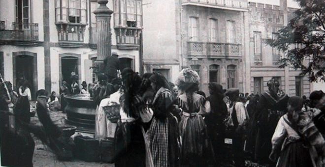 Mercado en la plaza de Galicia de Carballo. / ARCHIVO XAN FRAGA