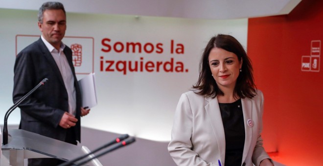 La vicesecretaria general del PSOE, Adriana Lastra, y el secretario Ejecutivo de Formación, Javier Izquierdo, a su llegada a la rueda de prensa que han ofrecido en la sede socialista de Ferraz. EFE/ Emilio Naranjo