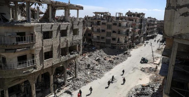 Vista general de los edificios destruidos en un barrio de Duma, en Guta Oriental, el principal feudo opositor cerca de Damasco (Siria). EFE