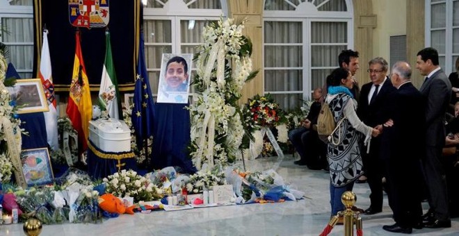 El ministro del Interior, Juan Ignacio Zoido (c), ofrece sus condolencias a los padres de Gabriel Cruz en la capilla ardiente instalada en la Diputación de Almería. EFE/Carlos Barba