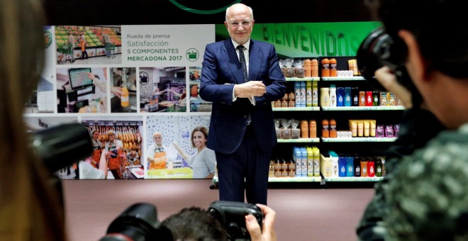 El presidente de Mercadona, Juan Roig, posa ante los periodistas en la presentación de los resultados de 2017 del grupo de distribución. EFE/Manuel Bruque.