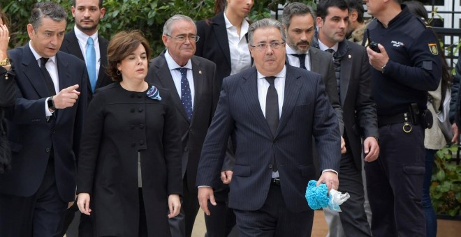 Juan Ignacio Zoido y Soraya Sáenz de Santamaría a la salida de la Catedral de Almería, donde se ha celebrado el funeral por Gabriel Cruz. EFE