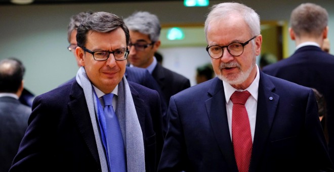 El nuevo ministro español de Economía, Román Escolano,   con el presidente del Banco Europeo de Inversiones, Werner Hoyer, antes del comienzo del Consejo de Ministros de Finanzas de la Unión Europea en Bruselas. EFE