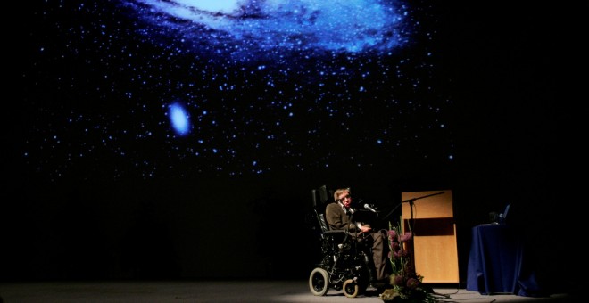 El físico británioco Stephen Hawking, en una lectura de su obra 'El origen del Universo', en Bruselas, en mayo de 2007. REUTERS/Francois Lenoir