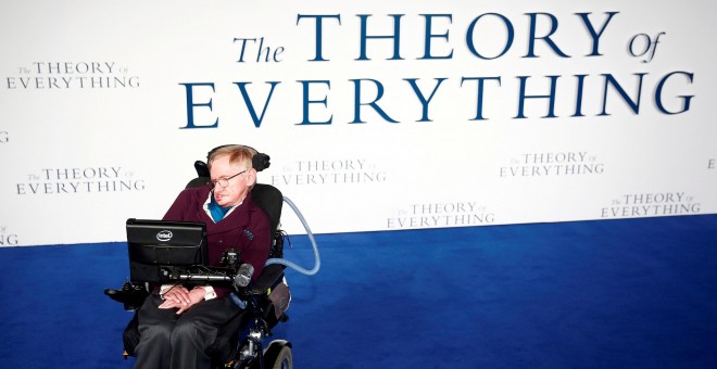 El físico Stephen Hawking a su llegda al preestreno en Londres de la película sobre su vida 'La Teoría del Todo', en diciembre de 2014. REUTERS/Andrew Winning