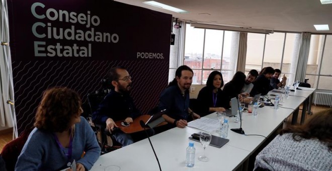 El líder de Podemos, Pablo Iglesias,3i., y el secretario de Organización de Podemos, Pablo Echenique,2i, durante la reunión del Consejo Ciudadano Estatal, que celebra un encuentro 'monográfico' para perfilar su estrategia de cara a las elecciones municipa