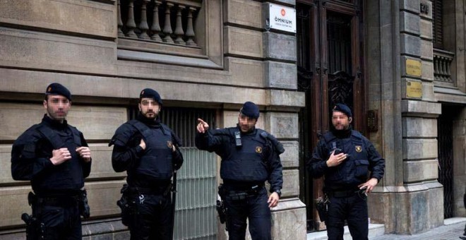 Los Mossos d'Esquadra custodian la sede de Òmnium Cultural en Barcelona. |  QUIQUE GARCÍA (EFE)