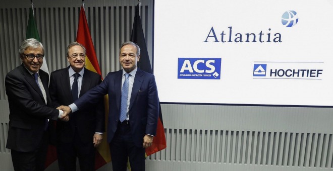 El presidente de ACS, Florentino Pérez (c); el consejero delegado de Atlantia, Giovanni Castelluci (i), y el presidente de Hochtief, Marcelino Fernández Verdes (d), posan antes de la rueda de prensa para explicar los detalles de su oferta conjunta por la