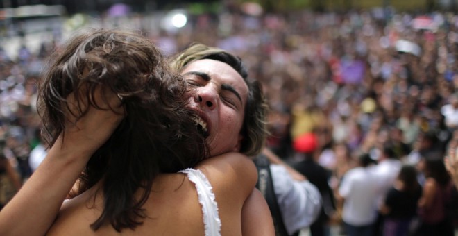 Centenares de personas a las puertas de las Cámara Municipal de Río de Janeiro para asistir al funeral de la concejala brasileña Marielle Franco. EFE