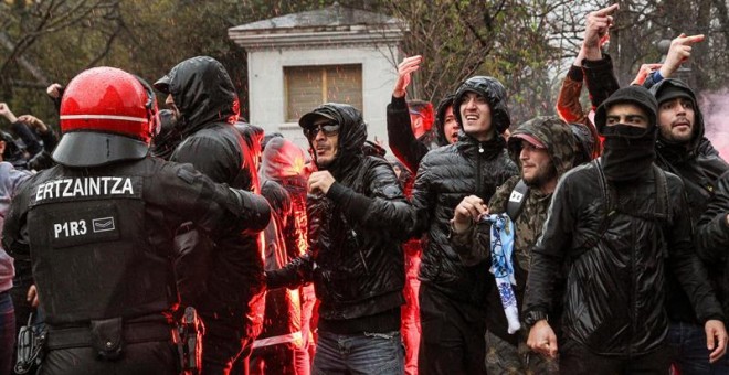 Los aficionados ultras del Olympique de Marsella en las inmediaciones del estadio de San Mamés antes del partido del partido de vuelta de octavos de final de la Liga Europa que el Athletic de Bilbao y Olympique de Marsella disputan hoy. EFE/MIGUEL TOÑA