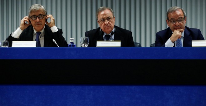 El presidente de ACS, Florentino Pérez (c); el consejero delegado de Atlantia, Giovanni Castelluci (i), y el presidente de Hochtief, Marcelino Fernández Verdes (d), en  la rueda de prensa para explicar los detalles de su oferta conjunta por la totalidad d