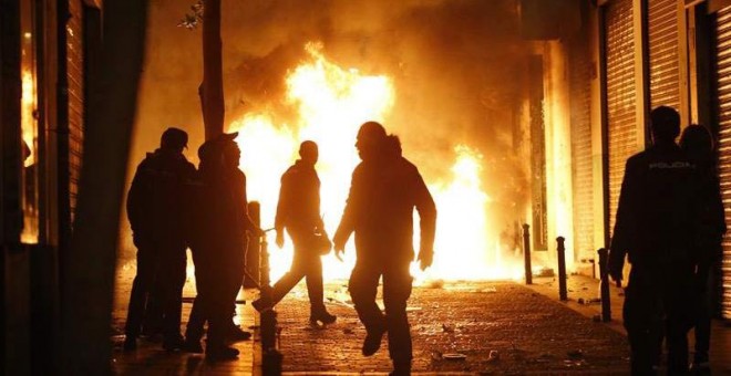 Disturbios y quema de contenedores en Lavapiés. |  JAVIER LIZÓN (EFE)