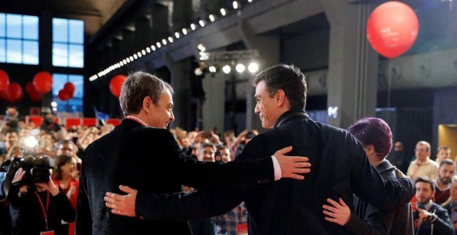 El secretario general del PSOE, Pedro Sánchez (d) y el exlíder socialista, José Luis Rodríguez Zapatero, durante la inauguración de la Escuela Buen Gobierno Jaime Vera del PSOE. | JUAN CARLOS HIDALGO (EFE)