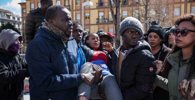 Una mujer herida durante los enfrentamientos con la Policía en la Plaza Nelson Mandela de Lavapiés, Madrid.- JAIRO VARGAS