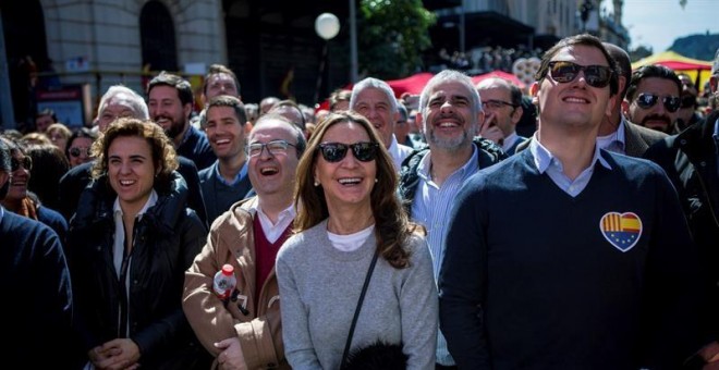 El primer secretari del PSC, Miquel Iceta, al costat del president de C's, Albert Rivera, i la ministra Dolors Montserrat, entre altres, durant la manifestació que Societat Civil Catalana (SCC) ha convocat a Barcelona / EFE Enric Fontcuberta