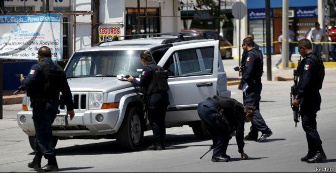 Policías inspeccionan la escena de un crimen en Ciudad Juárez México. REUTERS