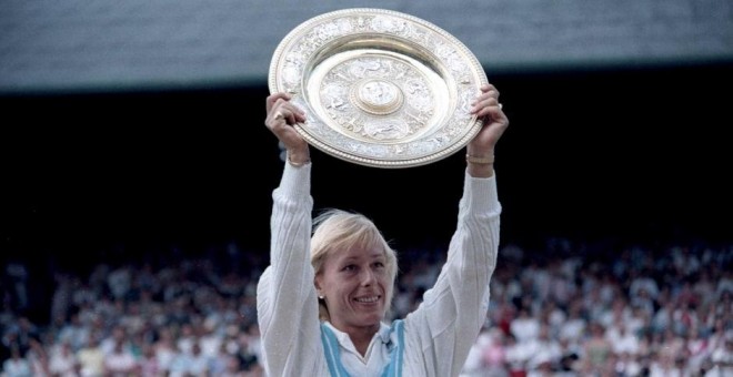 La extenista estadounidense Martina Navratilova tras ganar el torneo de Wimbledon en 1985. REUTERS