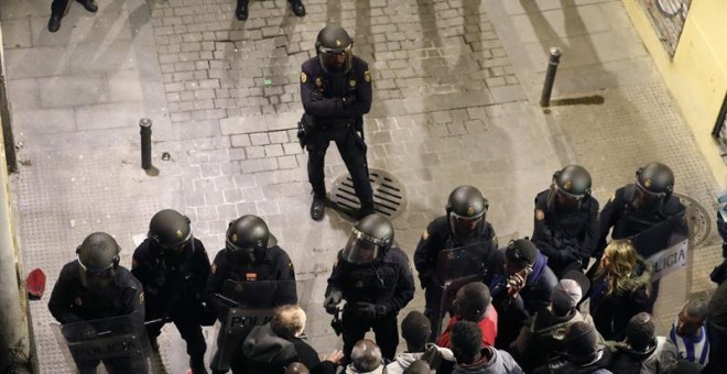 Policías antidisturbios cortan una calle en Lavapiés durante las protestas del pasado jueves tras la muerte del mantero Mame Mbaye.- EFE/JAVIER LIZÓN