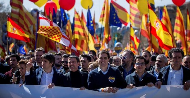 El presidente de Ciudadanos (Cs), Albert Rivera (c) junto al ex primer ministro socialista francés Manuel Valls (c-i) durante la manifestación de Societat Civil Catalana (SCC). /EFE