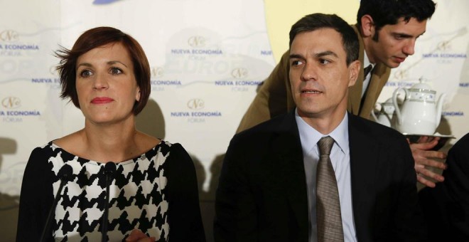 María Chivite, líder del PSN, y Pedro Sánchez, líder del PSOE, en un desayuno informativo. EFE/Archivo