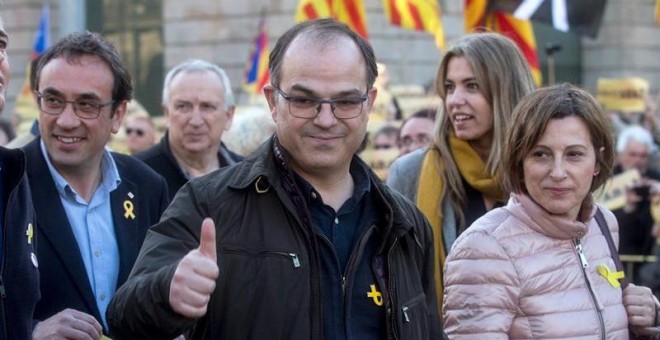 El diputado de JxCat Jordi Turull (c) y la expresidenta del Parlamento de Catalunya Carme Forcadell (d) asisten a una manifestación en Barcelona. EFE/Quique García