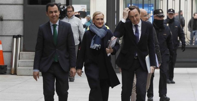 La presidenta de la Comunidad de Madrid, Cristina Cifuentes (c), junto al coordinador general del PP, Fernando Martínez Maíllo (i), y el portavoz popular en el Congreso, Rafael Hernando (d), a su llegada al Congreso de los Diputados, donde hoy comparece e