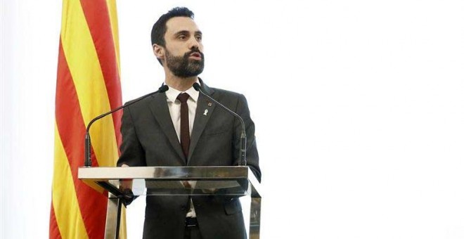 El presidente del Parlament de Catalunya, Roger Torrent, durante su comparecencia en el despacho de audiencias del Parlament donde ha confirmado la renuncia de Jordi Sànchez. | ANDREU DALMAU (EFE)