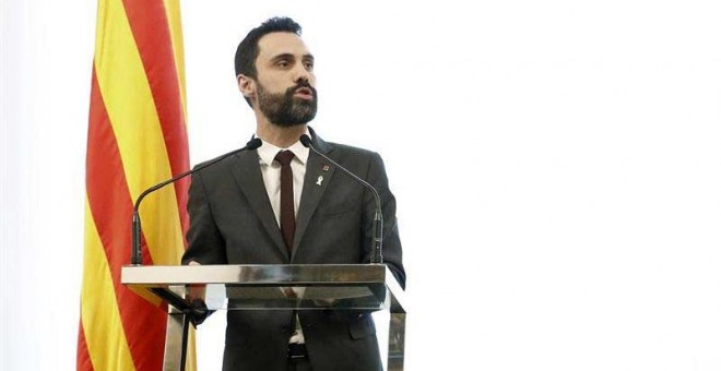 El presidente del Parlament de Catalunya, Roger Torrent, durante su comparecencia en el despacho de audiencias del Parlament donde ha confirmado la renuncia de Jordi Sànchez. | ANDREU DALMAU (EFE)