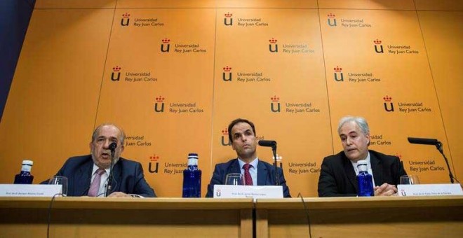 El rector del Universidad Rey Juan Carlos (URJC), Javier Ramos (c), acompañado por Pablo Chico de la Cámara, profesor de una de las asignaturas, y el director del Master, Enrique Álvarez (d), durante la rueda de prensa ofrecida hoy en la universidad Rey J