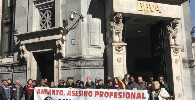 Protesta de CCOO a las puertas de una de las sedes del  BBVA en Bilbao por el amianto.