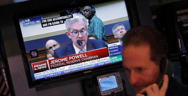 Un monitor de televisión en el patio de negociación de la bolsa de Wall Street muestra la comparecencia del nuevo presidente de la Reserva Federal (Fed), Jerome Powell, en el Congreso estadounidense, el pasado febrero. REUTERS/Lucas Jackson