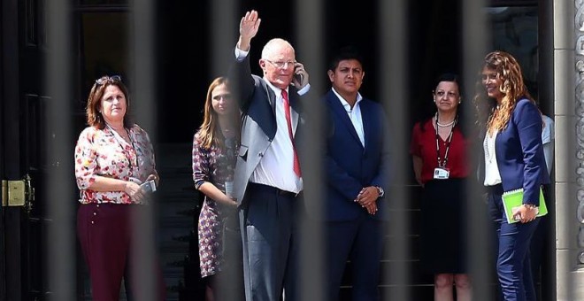 Kuczynski deja el Palacio de Gobierno tras presentar su renuncia. EFE/Ernesto Arias