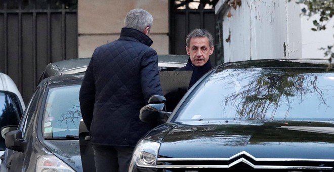 El expresidente francés, Nicolás Sarkozy, entra en su coche para acudir a declarar en la sede de la Policía Judicial de Nanterre. /REUTERS