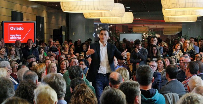 El secretario general del PSOE, Pedro Sánchez, interviene en Oviedo en un acto sobre pensiones, junto con el líder de los socialistas asturianos, Adrián Barbón. EFE/ Alberto Morante