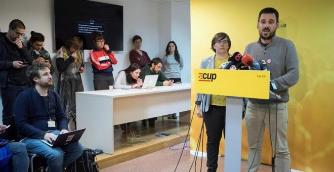 Lluc Salellas y Mireia Boya comparecen en la sede de CUP. - EFE