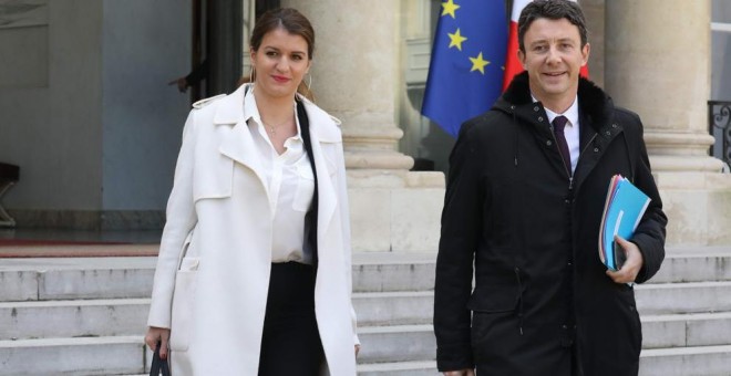 La secretaria de Estado para la Igualdad de Género, Marlene Schiappa, y el portavoz del Gobierno francés, Benjamin Griveaux./ AFP