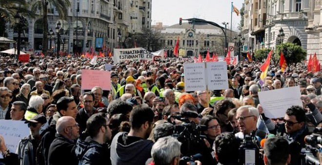 Miles de personas se manifiestan en Valencia en defensa de unas pensiones dignas en una concentración promovida por sindicatos y organizaciones ciudadanas. EFE/ Juan Carlos Cárdenas