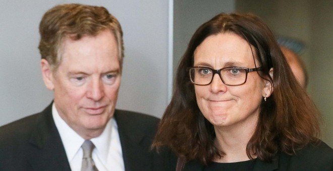 El representante comercial de EEUU, Lighthizer y la comisaria de Comercio de la UE, Malmstrom, participan en una reunión para hablar sobre el exceso de capacidad de acero en Bruselas. Stephanie Lecocq (REUTERS)