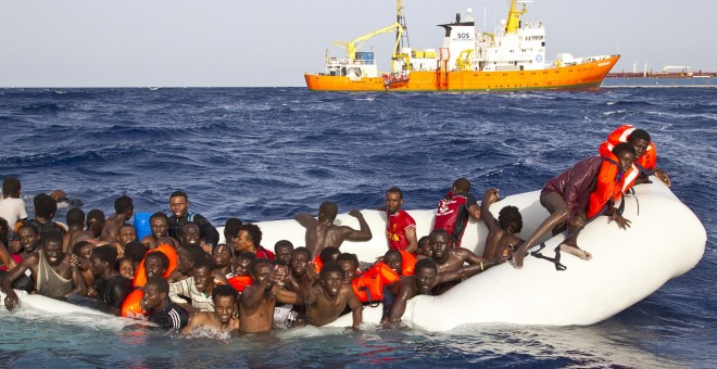 Una barcaza cargada de personas migrantes, a punto de ser rescatada por el barco Aquarius de MSF y SOS Méditerranée.- REUTERS