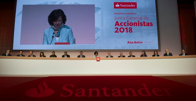 La presidenta del Banco Santander, Ana Botín, durante su intervención en la Junta General Ordinaria de Accionistas 2018 celebrada en la capital cántabra. EFE/Pedro Puente Hoyos