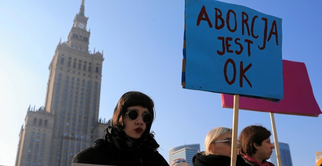 Pancartas que dicen 'El aborto está bien' durante la marcha anual antes del Día Internacional de la Mujer en Varsovia, Polonia. / Reuters