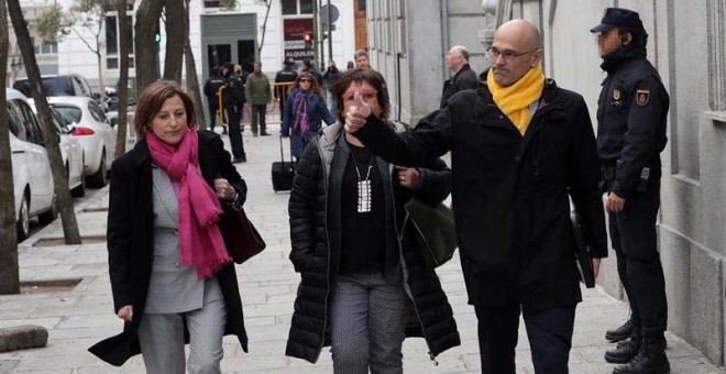 La expresidenta del Parlament Carme Forcadell (izda), y los ex consellers Raúl Romeva y Dolors Bassa, a su llegada al Tribunal Supremo. | ZIPI (EFE)