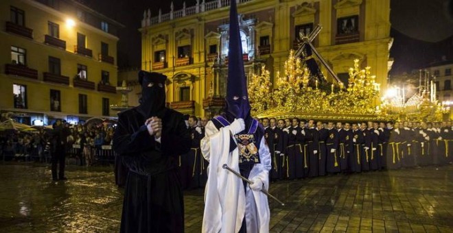 Foto de archivo de un preso indultado en la procesión de Jesús El Rico de Málaga. / EFE