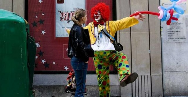 Un mimo callejero en plena actuación.  EFE