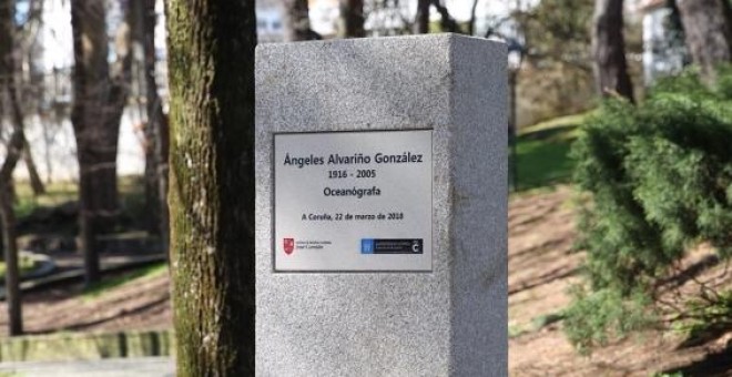 Monolito en honor de Ángeles Vilariño en A Coruña. / CONCELLO DA CORUÑA