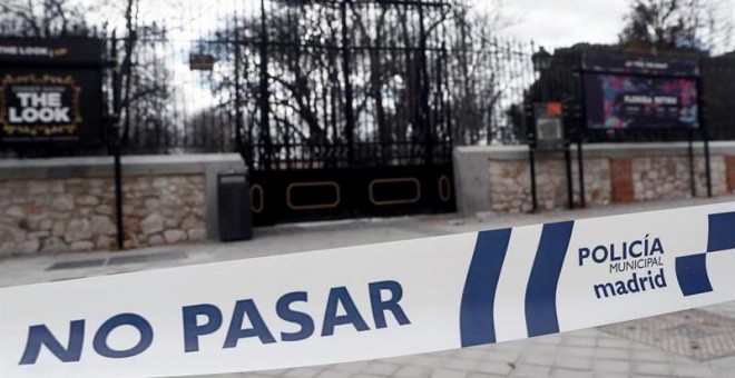 Precinto policial en el parque del Retiro de Madrid donde hoy un niño de cuatro años ha fallecido tras caerle un árbol encima. EFE/Mariscal